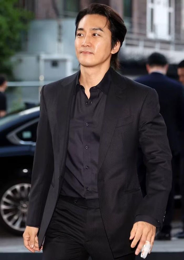 Tình cũ của Lưu Diệc Phi - tài tử Song Seung Hun - bị thương ở tay nhưng vẫn tới chương trình CJ Night in Celebration of Frieze Seoul.