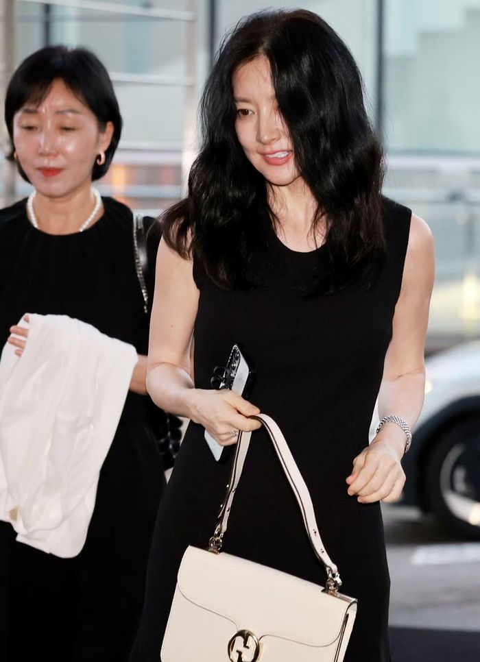 "Quốc bảo nhan sắc" xứ Hàn Lee Young Ae vẫn trẻ trung cuốn hút ở tuổi 55. Lee Young Ae từng có nhiều tác phẩm nổi tiếng trong thập niên 1990-2000 như Nụ hôn đầu, Pháo hoa, Ngày xuân tươi đẹp, Anh em nhà bác sĩ, Người cha... Nhờ tác phẩm Dae Jang Geum, cô được biết đến ở nhiều quốc gia châu Á, dẫn đầu làn sóng Hallyu.