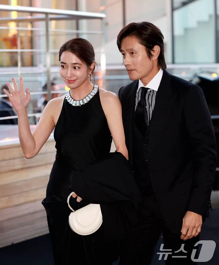 Chiều 2/9, nhiều nghệ sĩ Hàn Quốc như Lee Jung Jae, đạo diễn Park Chan Wook, Ha Ji Won, Choi Ji Woo, Lee Young Ae, Byeon Woo Seok, Jung Hae In, diễn viên Hollywood Ansel Elgort... đã tham dự sự kiện CJ Night in Celebration of Frieze Seoul, tổ chức tại Bảo tàng Nghệ thuật Leeum ở Hannam-dong, Seoul.
