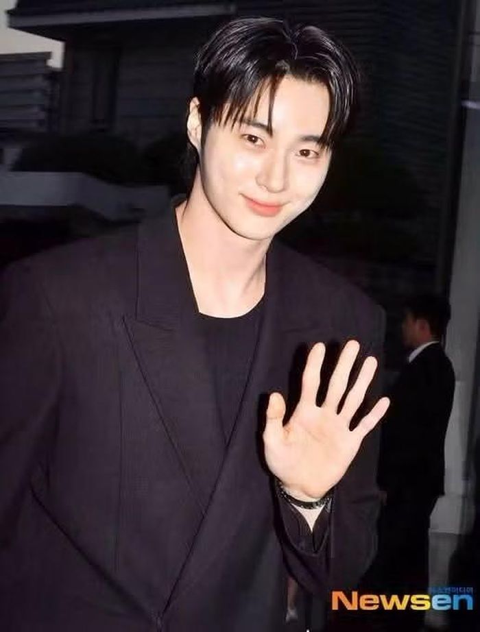 Ngôi sao đang hot của màn ảnh Hàn Quốc Byeon Woo Seok cũng là khách mời tại sự kiện. Byeon Woo Seok nổi tiếng khắp châu Á với vai nam chính trong bộ phim Cõng anh mà chạy (2024). Năm 2026, anh đóng cặp với IU trong siêu phẩm Perfect Crown (Cô dâu Đại Quân thế kỷ 21). Tác phẩm đạt nhiều thành tích cao dù còn gây tranh cãi về nội dung và diễn xuất.