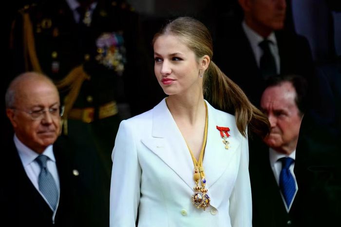 Ingrid Alexandra, Elisabeth (mặc váy quây), Catharina-Amalia (mặc váy tím) và Leonor là những đại diện cho thế hệ nữ quân chủ trong tương lai của châu Âu. Ảnh: AP/Getty Images.