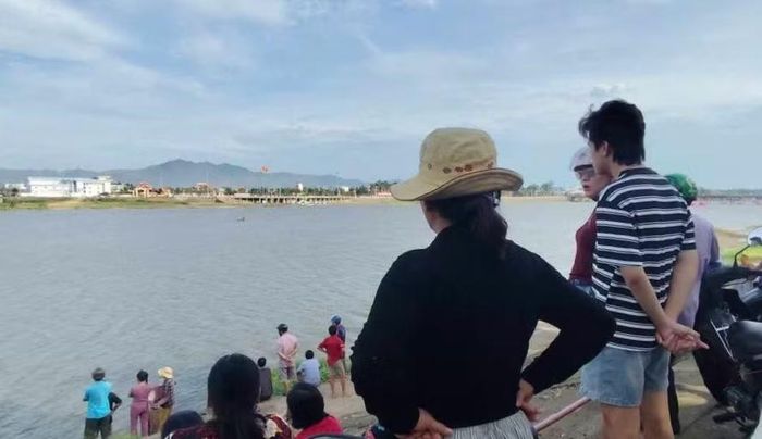 Người dân tập trung theo dõi tìm kiếm 2 nạn nhân mất tích. Ảnh: Quý Hổ.