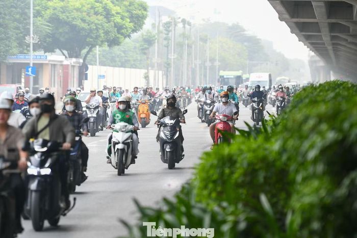 Không chỉ đối mặt với tình trạng ùn ứ, người tham gia giao thông còn phải di chuyển trong thời tiết oi nóng. Khoảng 8h30, nhiệt độ ngoài trời khoảng 33 độ C; nhiều người mặc kín áo chống nắng, đeo khẩu trang và kính bảo hộ khi lưu thông.