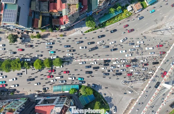 Tại Ngã Tư Sở, lượng phương tiện tăng nhanh trong giờ cao điểm. Các dòng xe từ Nguyễn Trãi, Trường Chinh, Tây Sơn và đường Láng cùng dồn về nút giao.