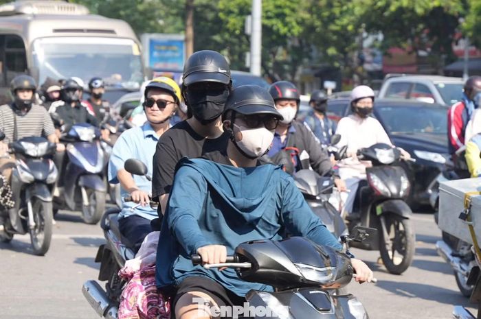 “Tôi thường chỉ mất khoảng 20-30 phút để qua cầu, nhưng sáng nay đi hơn một giờ vẫn còn mắc ở đây”, một người đi làm bằng xe máy chia sẻ.