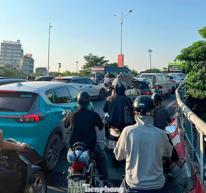 Ghi nhận từ khoảng 7h, lưu lượng phương tiện trên cầu Vĩnh Tuy theo hướng Long Biên vào trung tâm Hà Nội tăng cao, gây ùn ứ. Ô tô xếp hàng nối dài, xe máy phủ kín các làn lưu thông.
