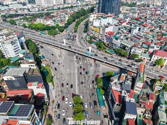 Từng hàng ô tô, xe máy nối dài trên các nhánh đường. Ở một số hướng, phương tiện phải nhiều lần dừng chờ mới có thể qua nút giao.