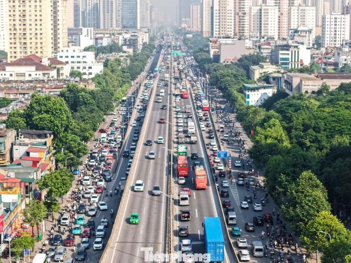 Tại khu vực Khuất Duy Tiến - Nguyễn Xiển, lưu lượng phương tiện tăng cao. Các dòng xe từ nhiều hướng dồn về khiến tốc độ lưu thông giảm đáng kể.