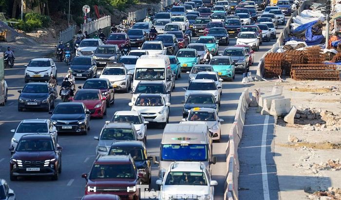 Có thời điểm dòng xe gần như đứng yên, đặc biệt tại khu vực đầu cầu và nút giao Cổ Linh - nơi đang triển khai thi công hầm chui.