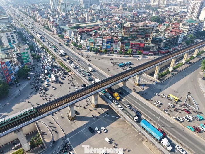 Từ đầu giờ cao điểm sáng, các trục giao thông cửa ngõ và hướng vào trung tâm tiếp tục ghi nhận lưu lượng phương tiện tăng cao, khiến nhiều tuyến đường chịu áp lực lớn.