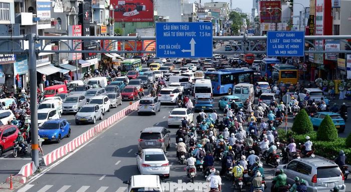 Khu vực nút giao thông Hàng Xanh tấp nập người, xe vào giờ cao điểm sáng 3/9.