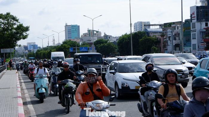 Lưu lượng phương tiện trên trục đường Điện Biên Phủ (hướng vào trung tâm TPHCM) liên tục gia tăng trong giờ cao điểm sáng.