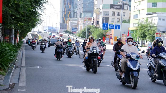 Tại khu vực đường Tôn Đức Thắng (đoạn qua cầu Ba Son, phường Sài Gòn) vẫn khá thông thoáng trong giờ cao điểm, các phương tiện di chuyển liên tục.