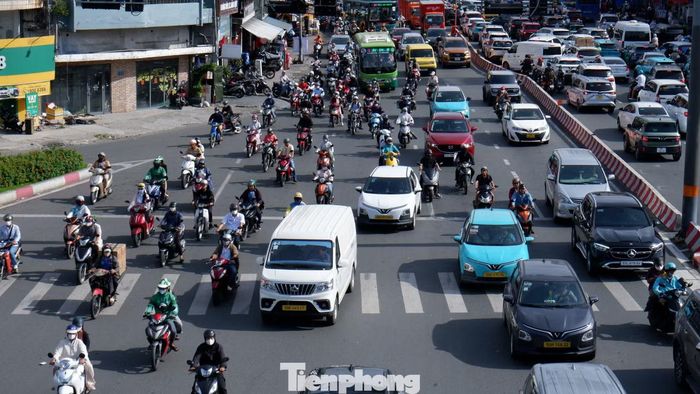 Xe máy, ô tô nối nhau trên đường Xô Viết Nghệ Tĩnh (hướng về trung tâm TPHCM) nhưng vẫn duy trì tốc độ di chuyển ổn định.