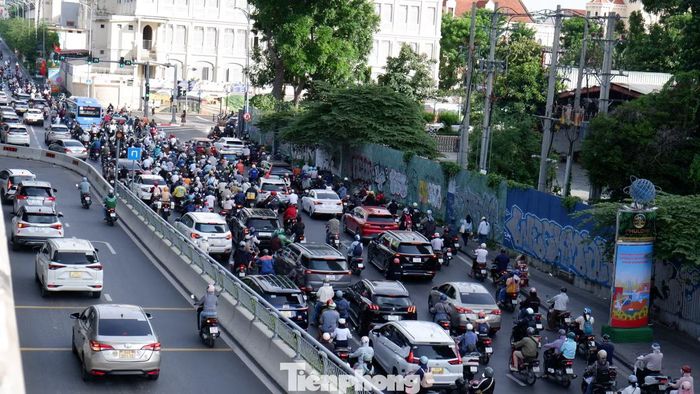 Dòng phương tiện đông đúc trên đường Tôn Đức Thắng sáng 3/9, ngày đầu người dân TPHCM trở lại làm việc sau kỳ nghỉ Quốc khánh.