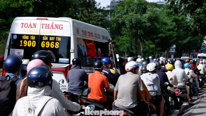 Đường Võ Thị Sáu đông xe vào buổi sáng, dòng phương tiện dồn lại tại nút giao với đường Hai Bà Trưng khi chờ đèn tín hiệu.