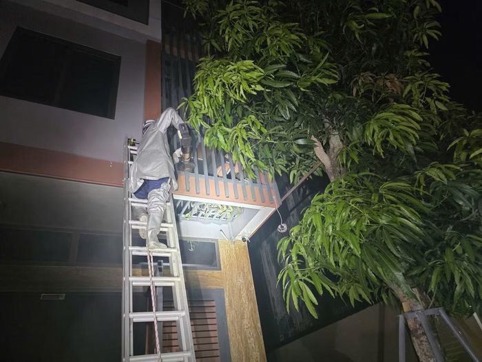 Cảnh sát phá "chuồng cọp" tầng 2 ngôi nhà.