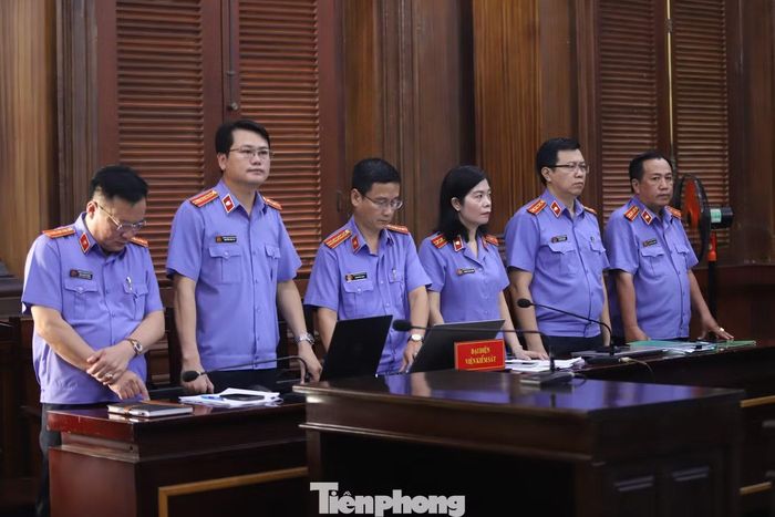 Đối với Chi Dân, Viện Kiểm sát đề nghị 7-8 năm tù; An Tây bị đề nghị tổng mức án 9-11 năm tù về hai tội danh; Nguyễn Đỗ Trúc Phương bị đề nghị 6-7 năm tù.