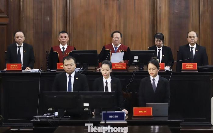 Vụ án được đưa ra xét xử từ ngày 17/8, dự kiến kéo dài đến ngày 12/9. Tuy nhiên, sau 10 ngày xét xử, HĐXX đã hoàn tất phần xét hỏi, tranh luận, bào chữa và cho các bị cáo nói lời sau cùng trước khi nghị án.
