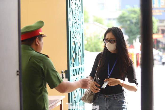 Ghi nhận từ sáng sớm, lực lượng chức năng đã có mặt tại khu vực TAND TPHCM, triển khai các phương án bảo đảm an ninh, trật tự. Việc kiểm soát người ra vào được siết chặt, chỉ những người có giấy tờ được cấp theo quy định mới được vào bên trong.