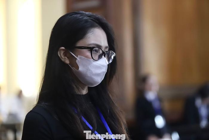 Các bị cáo được tại ngoại cũng có mặt tại phòng xử án, ngồi theo vị trí được bố trí.