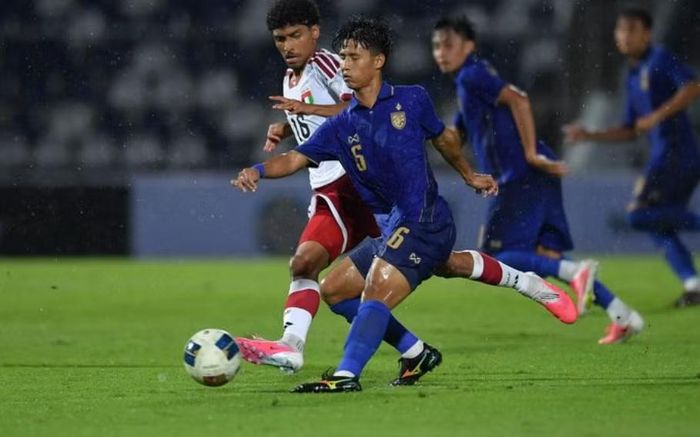 Danupol Bubpha (số 6) là nhân tố nổi bật trong trận U20 Thái Lan thắng U20 UAE.