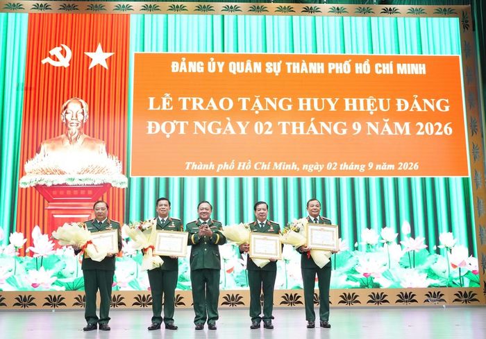 Thiếu tướng Nguyễn Thành Trung - Chính ủy Bộ Tư lệnh TPHCM - trao Huy hiệu 35 tuổi Đảng tặng các lãnh đạo, nguyên lãnh đạo đơn vị. Ảnh: Bộ Tư lệnh TPHCM.