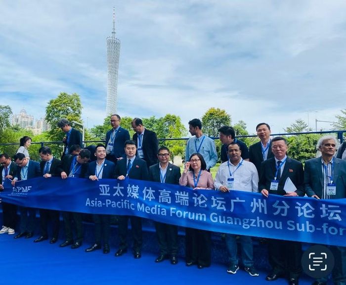 Các đại biểu dự APMF 2026 chụp ảnh lưu niệm, phía sau là Tháp Quảng Châu (tháp truyền hình cao nhất Trung Quốc - 600m). Ảnh: Tư Hiền.