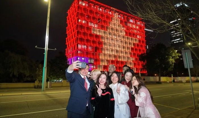 Quốc kỳ Việt Nam rực sáng trên Toà thị chính Perth. Ảnh: Mofa