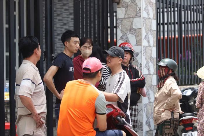 Người dân khu phố đau lòng trước sự ra đi của gia đình nạn nhân.