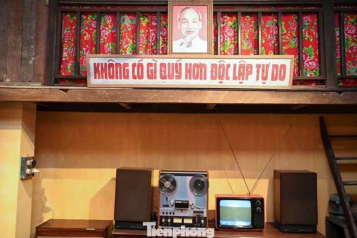 Không gian sinh hoạt của người Hà Nội nhiều thập niên trước được mô phỏng chi tiết thông qua các vật dụng gia đình quen thuộc: Từ tivi đen trắng, bộ bàn ghế nan, phích nước đến đồ gia dụng và sổ mua hàng.