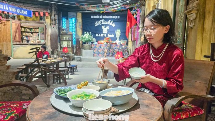 Lê Nguyễn Nhật Minh - sinh viên Đại học Kinh tế Quốc dân, chia sẻ: "Chuyến tham quan giúp em hình dung rõ ràng và sống động hơn rất nhiều về đời sống thời bao cấp, thay vì những khái niệm trừu tượng qua sách vở."