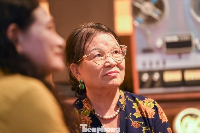 Trong hành trình trải nghiệm, nhiều gia đình cùng tham quan. Người lớn giải thích về những vật dụng từng quen thuộc, trong khi người trẻ tò mò tìm hiểu những điều chưa từng trải qua.