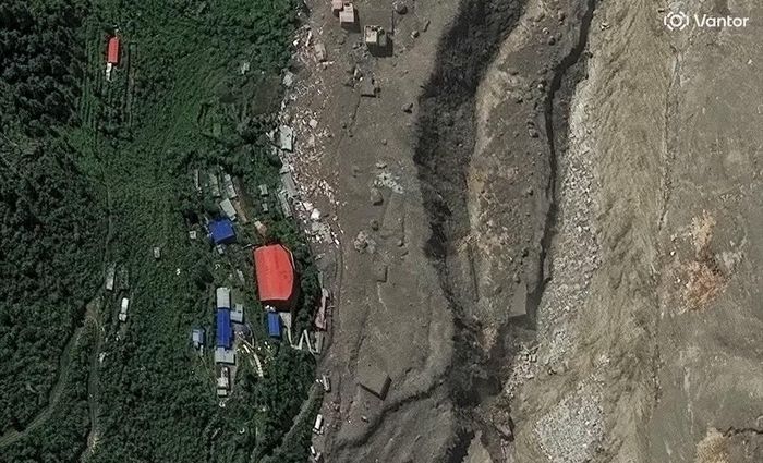 Hình ảnh vệ tinh cho thấy các tòa nhà, đường sá trước và sau khi xảy ra lũ quét và sạt lở đất ở Timure, Nepal.