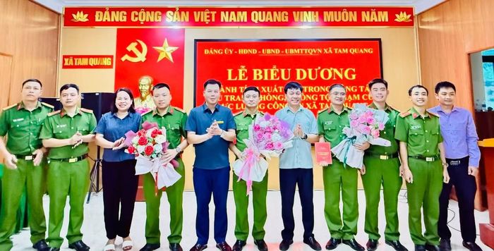 Lãnh đạo xã Tam Quang biểu dương lực lượng đã phá thành công vụ trộm.