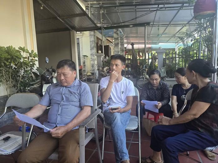 Ông Ma Văn Khỏe (áo kẻ caro ngoài cùng bên trái) cùng các hộ dân chưa được cấp GCNQSDĐ.