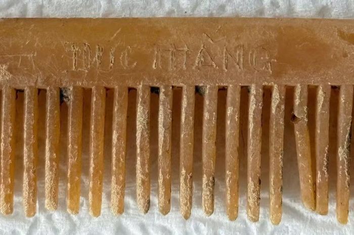 Chiếc lược nhựa có khắc dòng chữ “ĐỨC THẮNG”. Ảnh: Bộ CHQS tỉnh Gia Lai.