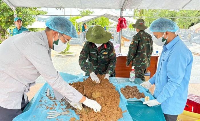 Lực lượng đang thực hiện nhiệm vụ tại các nghĩa trang Liệt sĩ. Ảnh: Bộ CHQS tỉnh Gia Lai