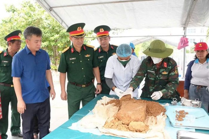 Đoàn công tác Bộ CHQS tỉnh Gia Lai do Đại tá Võ Tấn Tài - Chính ủy Bộ CHQS tỉnh Gia Lai kiểm tra lực lượng đang thực hiện nhiệm vụ. Ảnh: Bộ CHQS tỉnh Gia Lai