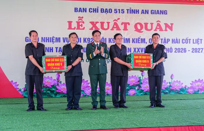 Dịp này, Ban Chỉ đạo 515 Quân khu 9, Ban Chỉ đạo 515 tỉnh An Giang, Bộ CHQS tỉnh An Giang, các cơ quan, đơn vị, doanh nghiệp và cá nhân trao quà, động viên cán bộ, chiến sĩ Đội K92, K93 trước giờ lên đường.