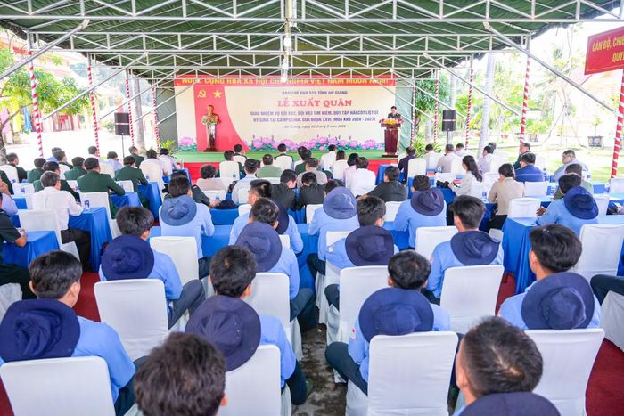 Tại buổi lễ, Ban Tổ chức công bố quyết định cử cán bộ, chiến sĩ Đội K92, K93 sang Campuchia thực hiện nhiệm vụ; đồng thời báo cáo kết quả công tác chuẩn bị và giao nhiệm vụ cho hai đội. Trước đó, từ ngày 29/7 đến 28/8, Đội K92 và K93 đã tổ chức tìm kiếm, quy tập được 85 hài cốt liệt sĩ trên địa bàn tỉnh An Giang.