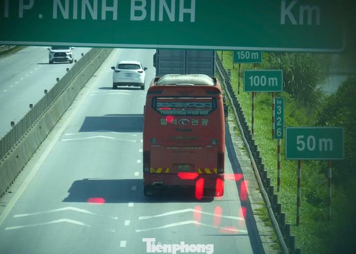 Lực lượng CSGT xác định tốc độ thời điểm phương tiện vi phạm lỗi không giữ khoảng cách.