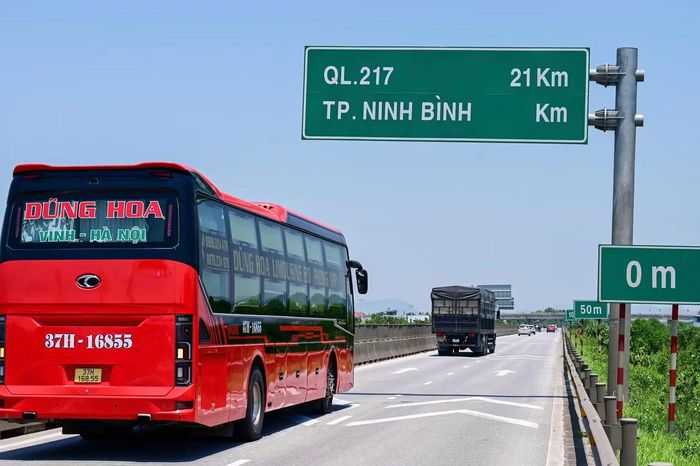 Tại Km 326 có đầy đủ biển báo, vạch sơn xác định khoảng cách an toàn.