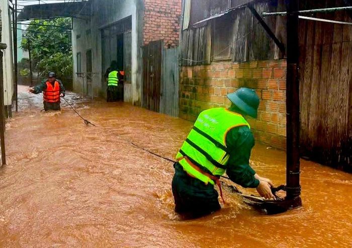 Cán bộ dân quân, bộ đội phường Hội Phú hỗ trợ người dân di chuyển tới nơi an toàn.