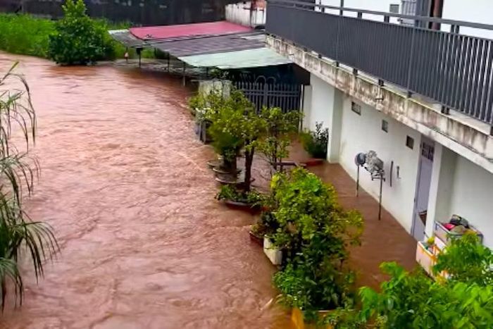 Khu vực phường Hội Phú bị ngập với dòng nước chảy xiết.