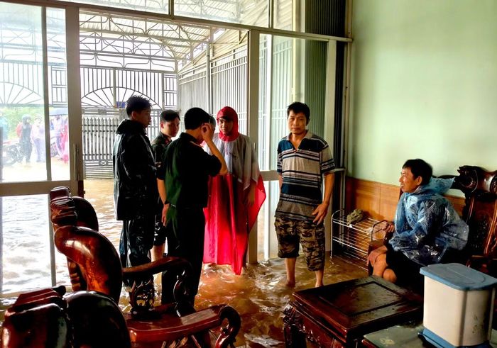 Lực lượng bộ đội, công an tới giúp người dân phường Thống Nhất di chuyển đồ đạc.