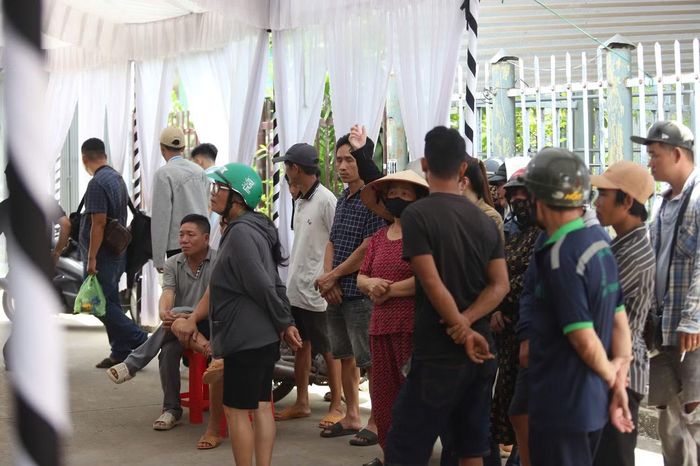 Nhiều người tập trung trước con hẻm nhỏ tại xã Bình Minh, TP Đồng Nai sau khi vụ án xảy ra