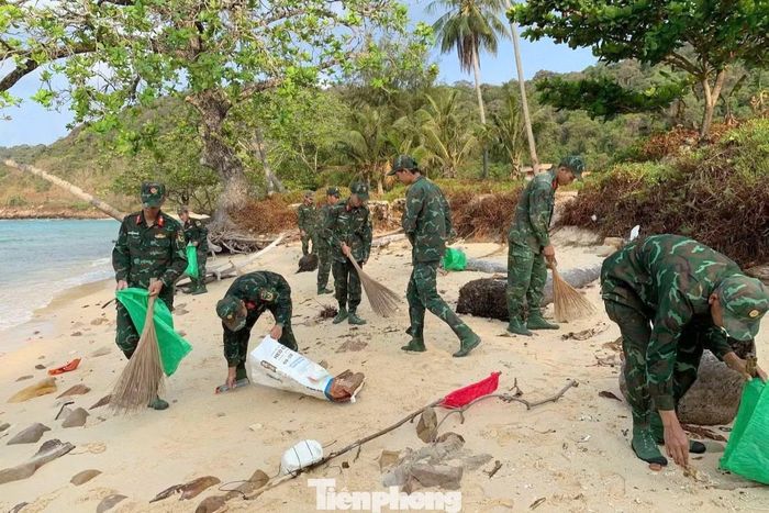 Tuổi trẻ Quân khu 9 hưởng ứng Chương trình “Hãy làm sạch biển” tại Phú Quốc.
