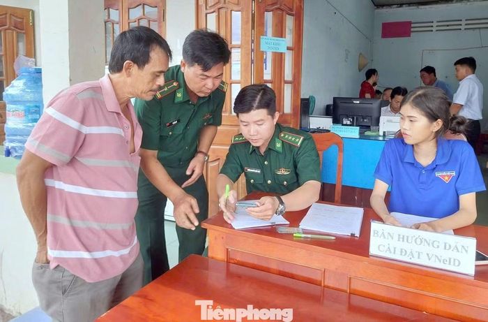 Cán bộ, ĐVTN Quân khu 9 hướng dẫn người dân cài đặt VNeID.