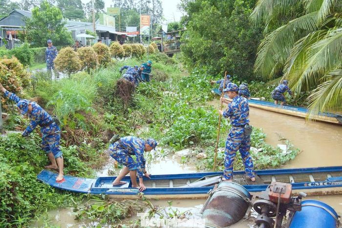 Đoàn viên Lữ đoàn 962 (Quân khu 9) tham gia khơi thông dòng kênh, dọn rác thải.